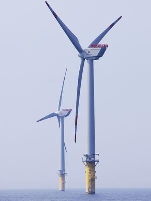 Turbina elica instalada no mar, semelhante ao modelo utilizado em Samso