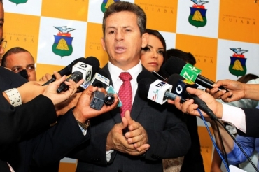 Mauro Mendes alega que salrios dos secretrios esto 