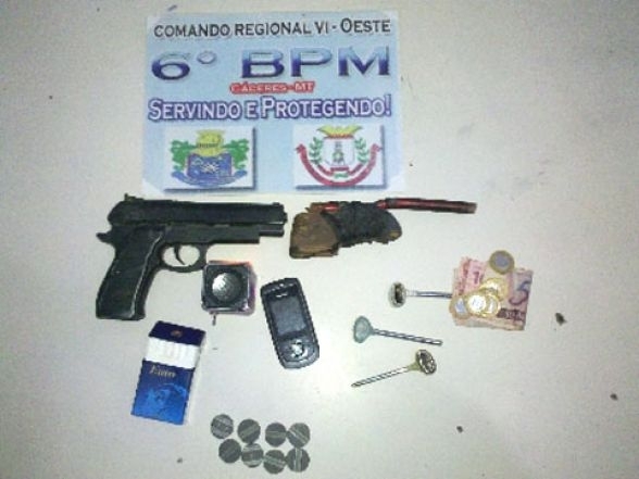Pistola de brinquedo e arma artesanal usadas pelos ladres nos assaltos em Cceres