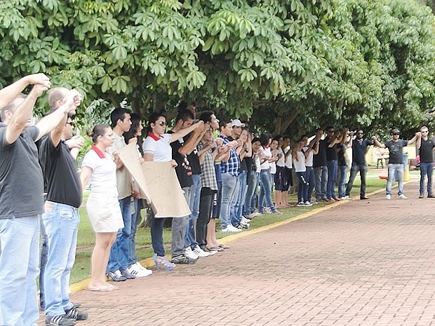 Com camisas brancas e pretas, jovens de Lucas do Rio Verde fizeram ato contra violncia