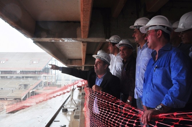 Os deputados Jos Riva e Emanuel Pinheiro durante visita  Arena Pantanal
