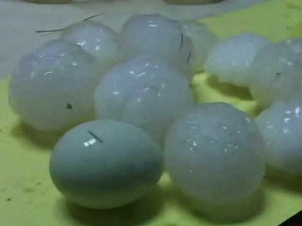 Pedras de gelo aps temporal na China