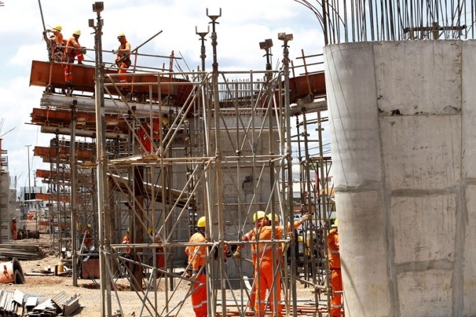 Montagem de viaduto na Avenida Fernando Correa, no trevo da Universidade Federal
