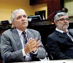 O conselheiro Ant�nio Joaquim, ao lado dos servidores que participaram da elabora��o do relat�rio