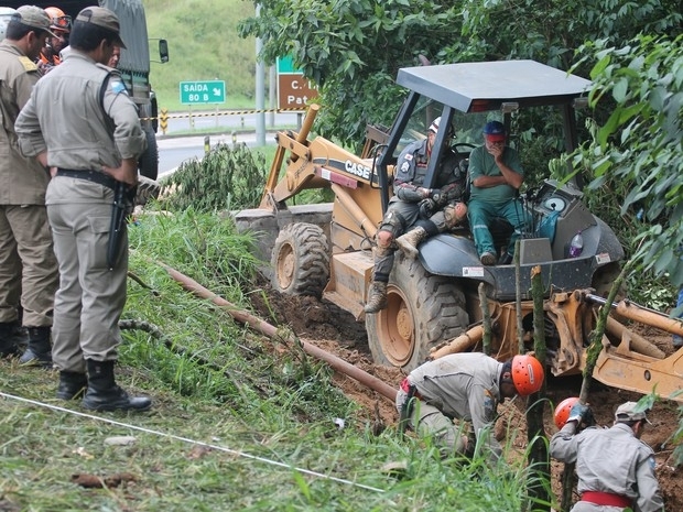 Mquinas pesadas ajudam nas buscas pelos desaparecidos no manh desta quarta