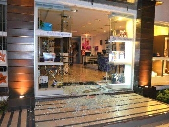 Ladres quebraram vidraa de tica em Sorriso