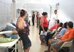 Mdico diz que j foram solicitados os materiais, mas administrao no fez a compra, o que prejudica o trabalho