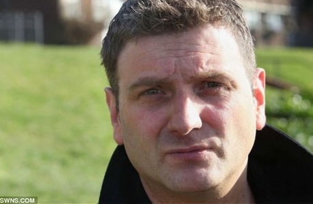 Andrew Wardle nasceu sem o pnis e com a bexiga para fora do corpo