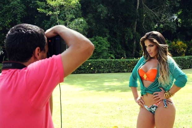 A ex-BBB Anamara posa para o Paparazzo, em ensaio que vai ao ar neste sbado, 16