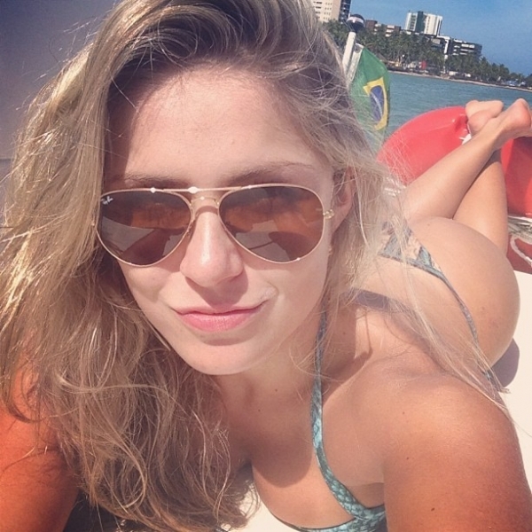 Ela aproveitou esta quarta-feira, 13, para fazer um passeio de lancha