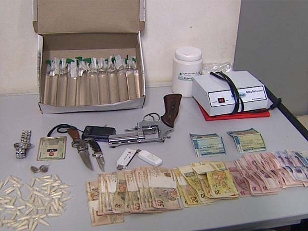 Droga e objetos apreendidos em favela de Ribeiro Preto