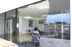 Portas de vidro do pr�dio ficaram estilha�adas ap�s mais de 10 tiros, disparados por homens que passaram em motocicletas