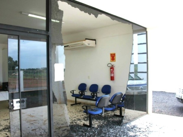 Vidraa de prdio ficou totalmente destruda