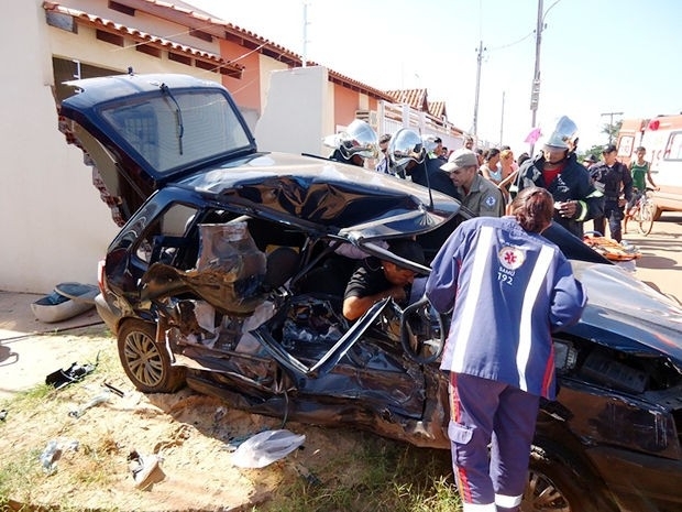 Carro foi atingido na lateral, aps acidente em Vrzea Grande.