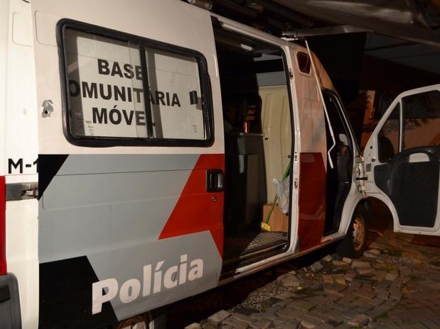 O veculo da PM foi atacado duas vezes a tiros por homens em motocicletas em So Paulo