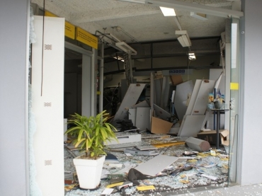 Bandidos explodiram caixas eletr�nicos em Bra�o do Trombudo