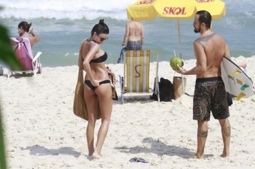 Thaila Ayala confere a marquinha do bronzeado