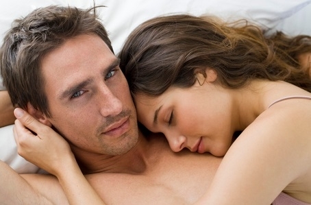 Homem e mulher na cama