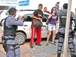 Rotam usou balas de borracha, tapas e chutes para controlar o protesto feito por 40 estudantes universitrios