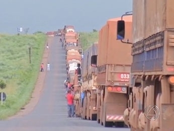 Motoristas esperaram descarregar em terminal de Alto Araguaia.