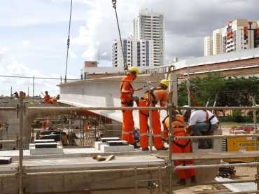 Obra de construo de viaduto para o VLT em Cuiab est na fase de instalao das vigas