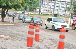 Ve�culos que antes passavam pela avenida do CPA, hoje atravessam o Centro Pol�tico, levando o caos a �rea que abriga 4 m