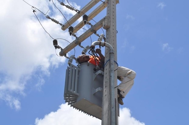 Aps levar o choque, homem ficou deitado sobre o transformador preso ao poste