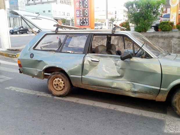 Motociclista atingiu lateral direita do carro de passeio.
