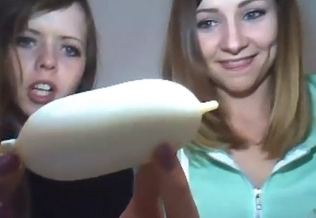 Sobremesa  embalada em tubo de borracha que se assemelha a preservativo