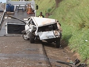 O carro capotou aps bater em um barranco