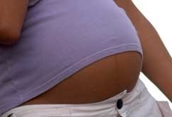 Algumas delas frequentam as bocas-de-fumo at� o dia do parto e ainda rejeitam os filhos, que s�o levados para o Lar da C