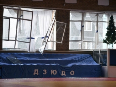 Janelas de um centro esportivo ficaram destru�das ap�s serem atingidas por meteoritos nos Montes Urais