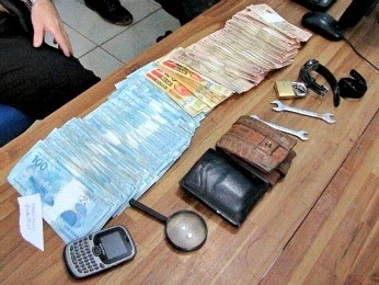 Dinheiro foi recuperado e levado para a delegacia