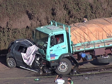 Batida entre carro e caminho deixou cinco mortos