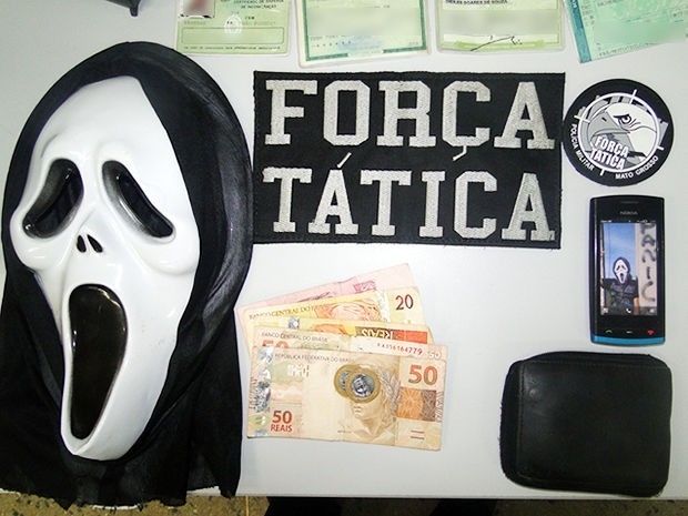 Adolescentes usaram mscaras do filme 