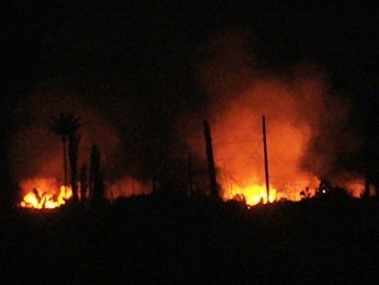 Grupo de trabalhadores queimou departamentos e veculos do local.