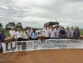 Manifestantes levaram caixes para simbolizar o luto