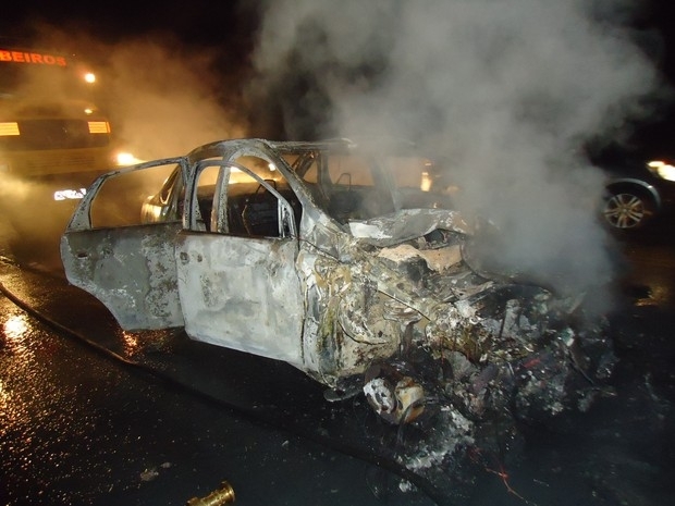 Carro ficou totalmente destrudo aps acidente na BR-282