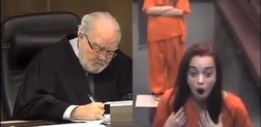 Registro do momento em que a adolescente reage ao ouvir sua pena dobrada