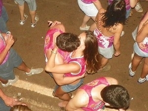 Beijo na boca pode transmitir vrias doenas