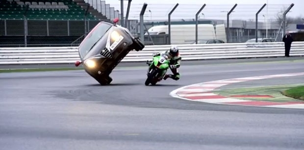 Alfa Romeo desafia moto para mostrar habilidades do MiTo Quadrifoglio Verde SBK