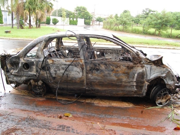 Corsa ficou destrudo depois de capotar, cair em barranco e incendiar