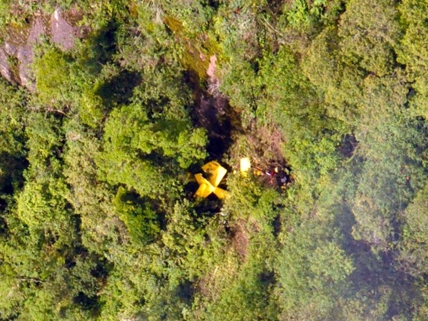 Destroos de monomotor foram encontrados em meio  mata