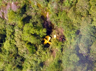 Destro�os de monomotor foram encontrados em meio � mata