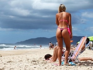 Com ou sem prótese, bumbum é obsessão para parte das brasileiras