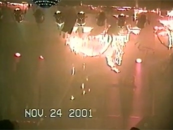 Fogo destr�i casa de shows 