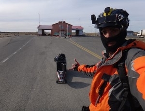 Atleta carioca mostra seu skate na estrada