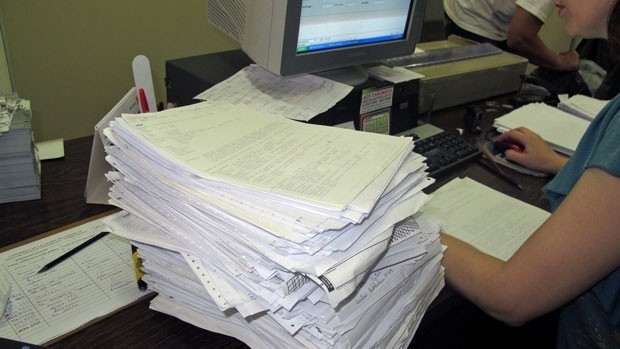 Policiais civis conferem 231 boletins de ocorrncia das mortes ocorridas em incndio na boate Kiss