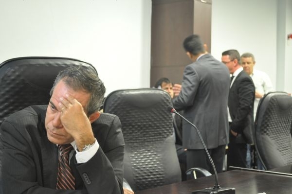 Onofre Jnior assume Presidncia da Cmara. Ao fundo, promotores notificam vereador Adevair Cabral