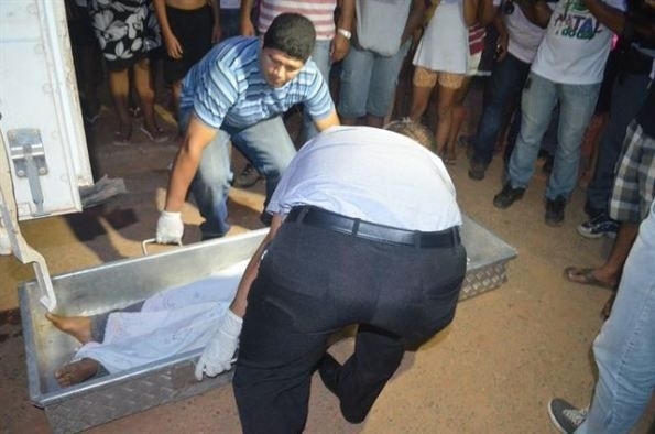 Corpo do adolescente estava em cima da cama e o revlver calibre 38 cado ao lado